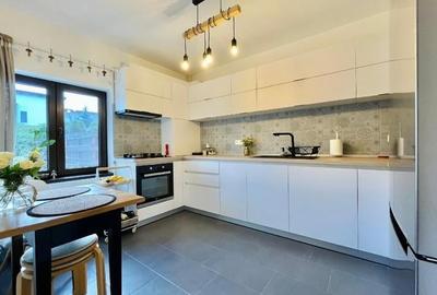 Rezidenta pe linie eleganta, living 25 mp,semineu,panouri fotovoltaice 3KW, cent - 6