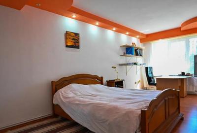 Casă cu 6 camere cu Canalizare în Central - 2