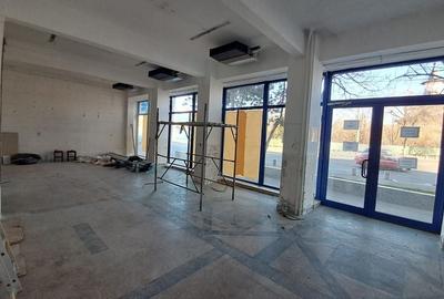 Spatiu comercial vitrina de 20 M - Metrou Eroii Revolutiei S143 - 25