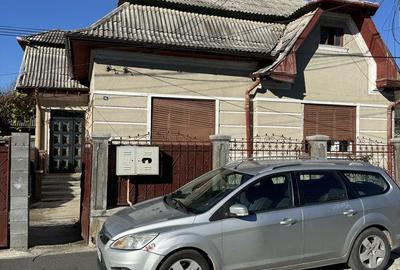 Casă cu 3 camere cu Teren 1000 Mp în Central - 1