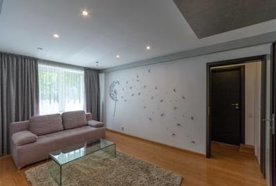 Apartament cu 3 camere semidecomandat, mobilat în Olteniței