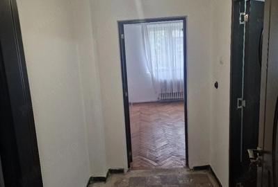 Apartament cu 3 camere semidecomandat în Mărăței
