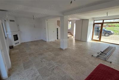 Casă cu 4 camere cu Teren 120 Mp în 1 Decembrie