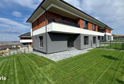 Casă cu 4 camere decomandat în Sânnicoară