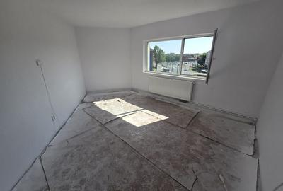 Langa Sud Plaza. Decomandat. Centrala proprie. 2 Balcoane, Debara. - 2