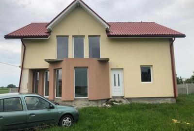 Casă cu 4 camere în Sânandrei