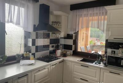 Casă cu 7 camere cu Teren 900 Mp în Central - 1