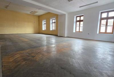Spațiu comercial, de 120 mp, în Central - 3