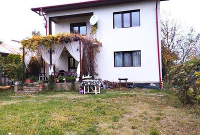 Casă cu 5 camere cu Teren 903 Mp în Vărăști - 2