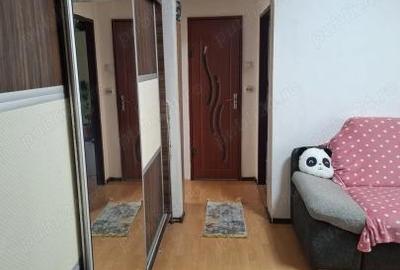 Apartament cu 3 camere semidecomandat, mobilat în Progresul