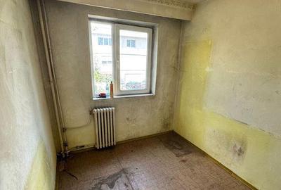 Apartament 3 camere semidecomandat Scoala 8