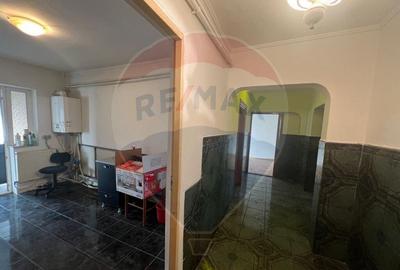 Spa?iu comercial in zona Lupeni - 12