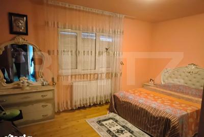 Casă cu 7 camere semidecomandat cu Teren 1430 Mp în Podari