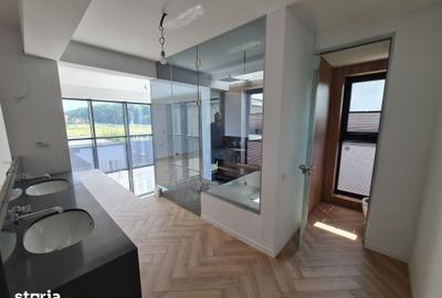 Casă cu 7 camere cu Teren 370 Mp în Central