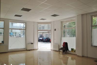 Spațiu comercial, de 99 mp, în Central - 4