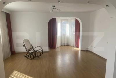 Casă cu 7 camere cu Teren 2000 Mp în Central - 2