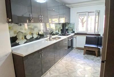 Apartament cu 3 camere decomandat în Rahova - 2