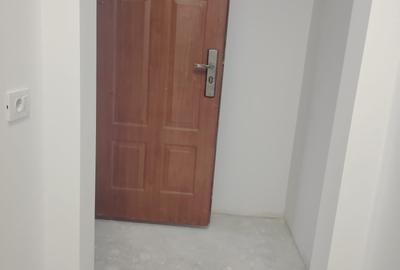 Apartament cu 2 camere semidecomandat în Tractorul - 3