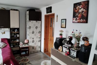 Casă cu 3 camere cu Teren 6750 Mp în Central