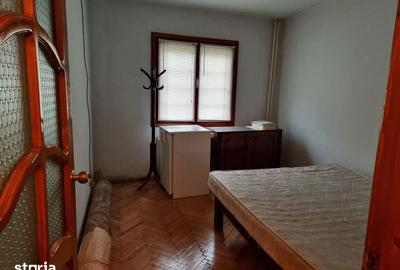 Apartament cu 4 camere decomandat în Micro 3