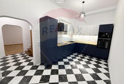 Apartament cu 4 camere decomandat în Central