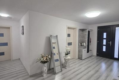 Apartament cu 4 camere decomandat, mobilat în Central - 1