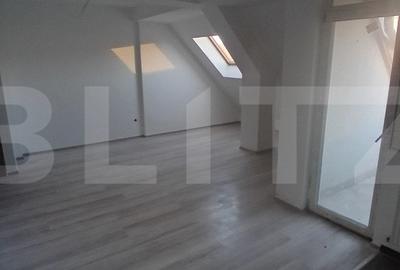 Apartament cu 3 camere decomandat în Tractorul