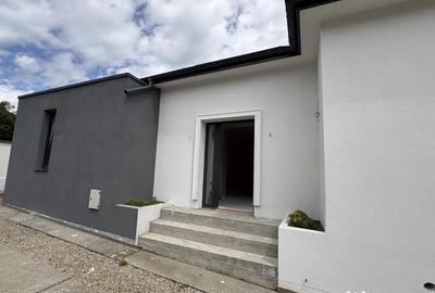 Casă cu 4 camere cu Teren 400 Mp în Podari - 1