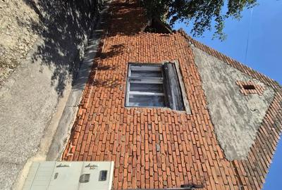 Casă cu 2 camere cu Teren 1600 Mp în Păru - 1