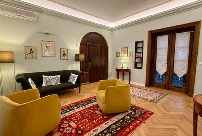 Apartament cu 5 camere semidecomandat, mobilat în Capitale