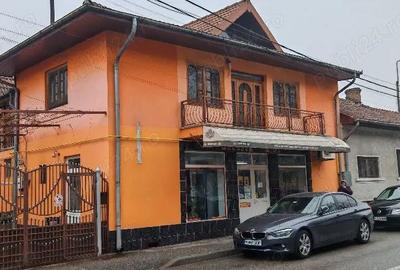 Casă cu Teren 670 Mp în Central - 2