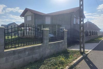 Casă cu 4 camere în Central