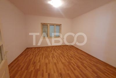 Teren intravilan 1500 mp - parcelabil - utilitati - Front 30 m - 14