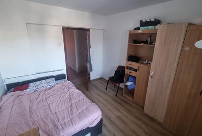 Apartament cu 4 camere decomandat în Bd. Independenței - 12