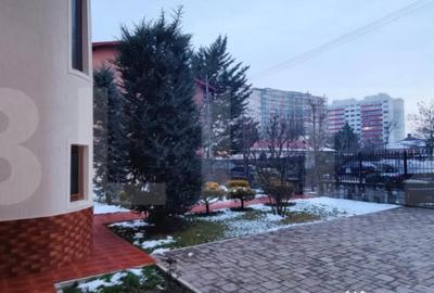 Casă cu 7 camere cu Teren 1178 Mp în Central - 3