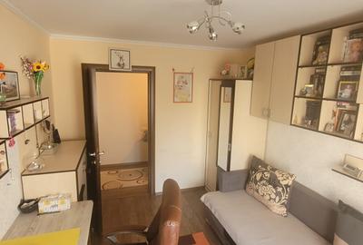 Apartament cu 3 camere decomandat, mobilat în CET - 9