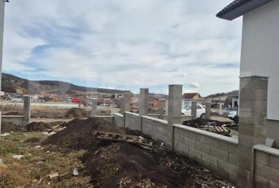 Casă cu 4 camere cu Teren 500 Mp în Corunca