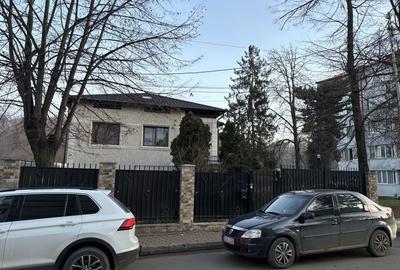 Casă cu 4 camere în Ipotești