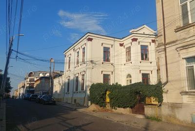 Casă cu 14 camere în Central - 2