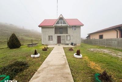 Casă cu 5 camere decomandat cu Teren 500 Mp în Central