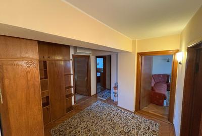 Apartament cu 3 camere decomandat, mobilat în Central