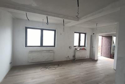 Casă cu 4 camere cu Teren 1000 Mp în Central
