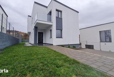 Casă cu 4 camere cu Teren 430 Mp în Florești - 1