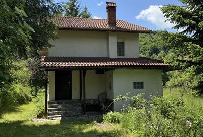 Casă cu 4 camere cu Teren 3500 Mp în Stoenești