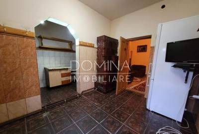 Casa tradi?ionala, in centrul satului Polovragi - 10