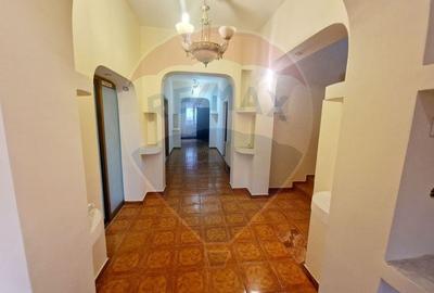 Casă individuală cu 8 camere cu Teren 536 Mp în 1 Mai - 2