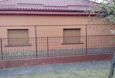 Casă cu 3 camere cu Teren 900 Mp în Central - 1
