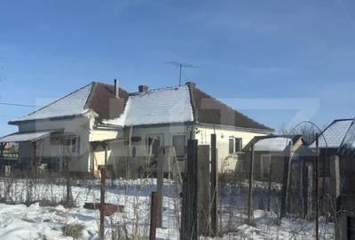 Casă cu 4 camere cu Teren 3800 Mp în Est