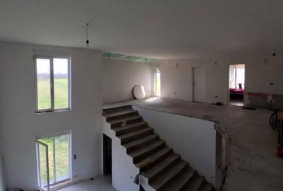 Casă cu 4 camere cu Teren 1113 Mp în Central - 1