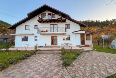 Casă cu 8 camere cu Teren 1318 Mp în Vad - 1